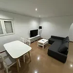 Casa Con Gran Superficie, Perfecto Para Familias.