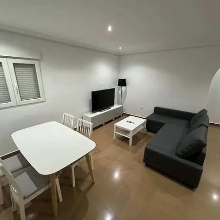 Casa Con Gran Superficie, Perfecto Para Familias.